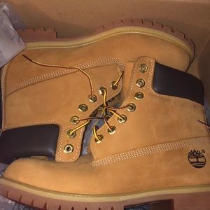 Mens Timberland Boots Size 8.5  Wheat Color . Waterproof.